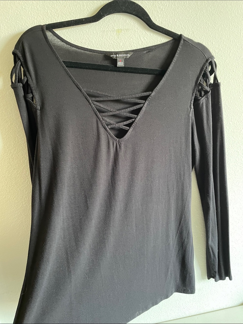 Rock & Republic Black Long Sleeve Cold-Shoulder Top with Crisscross V-Neck